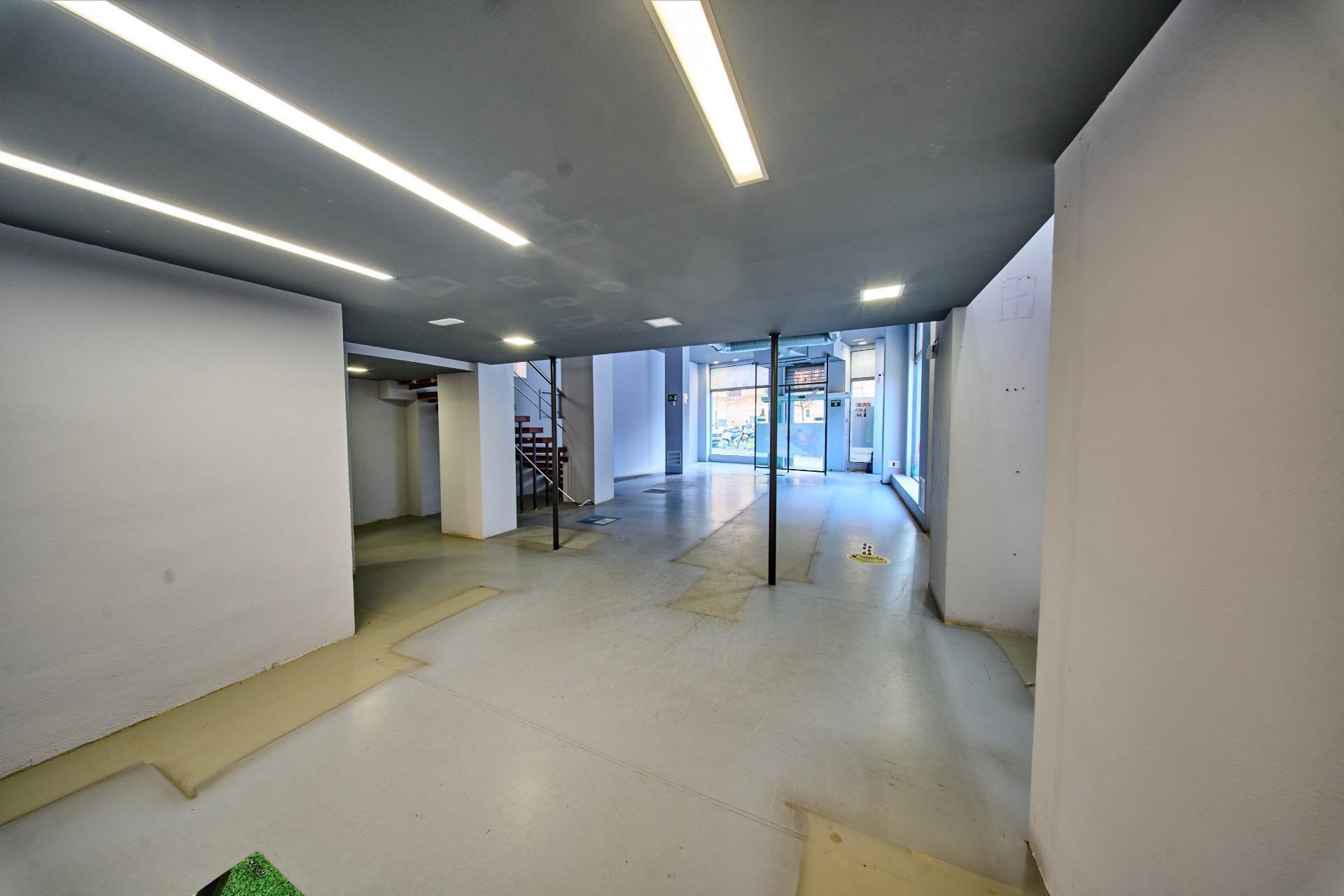 Retail in Granada for lease Interior Photo- Image 1 of 21