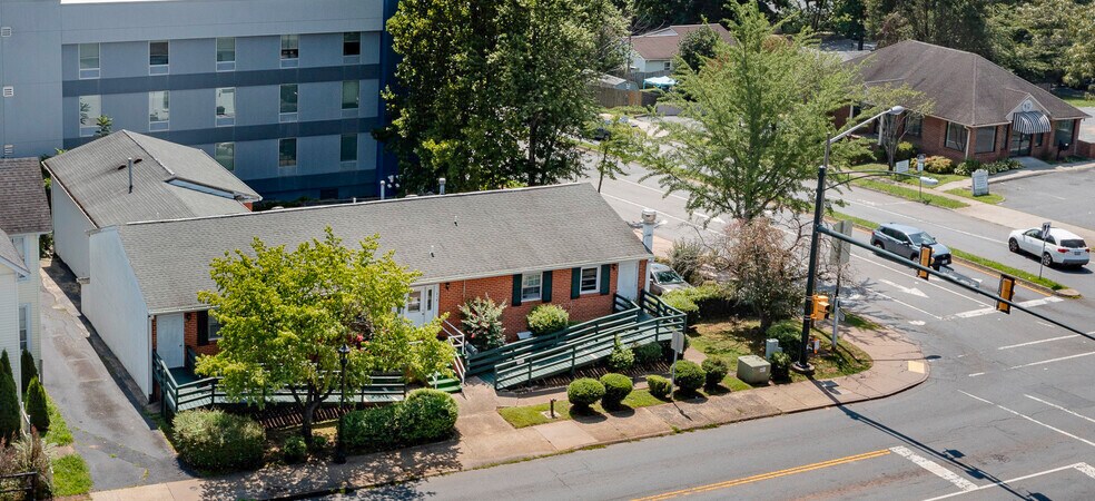 218 Ridge St, Charlottesville, VA à vendre - Photo du bâtiment - Image 2 de 45