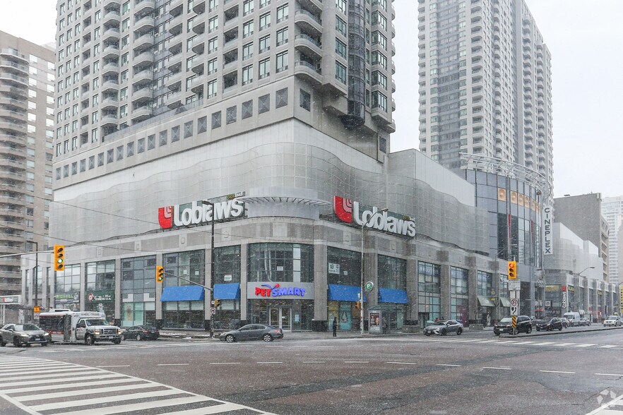 5095 Yonge St, Toronto, ON à louer - Photo du bâtiment - Image 3 de 4