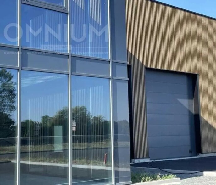 Bureau dans Ambérieux à louer - Photo du bâtiment - Image 3 de 8