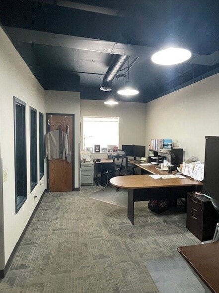 2601 S Hub Dr, Independence, MO à vendre - Photo du bâtiment - Image 2 de 14