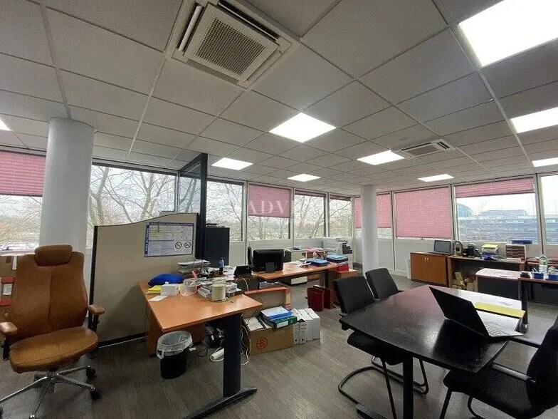 Office in Guyancourt for lease - Interior Photo - Image 3 of 5