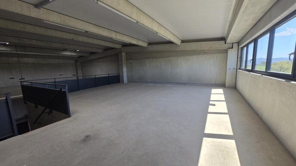 Industrial in Cuers for lease - Interior Photo - Image 3 of 10