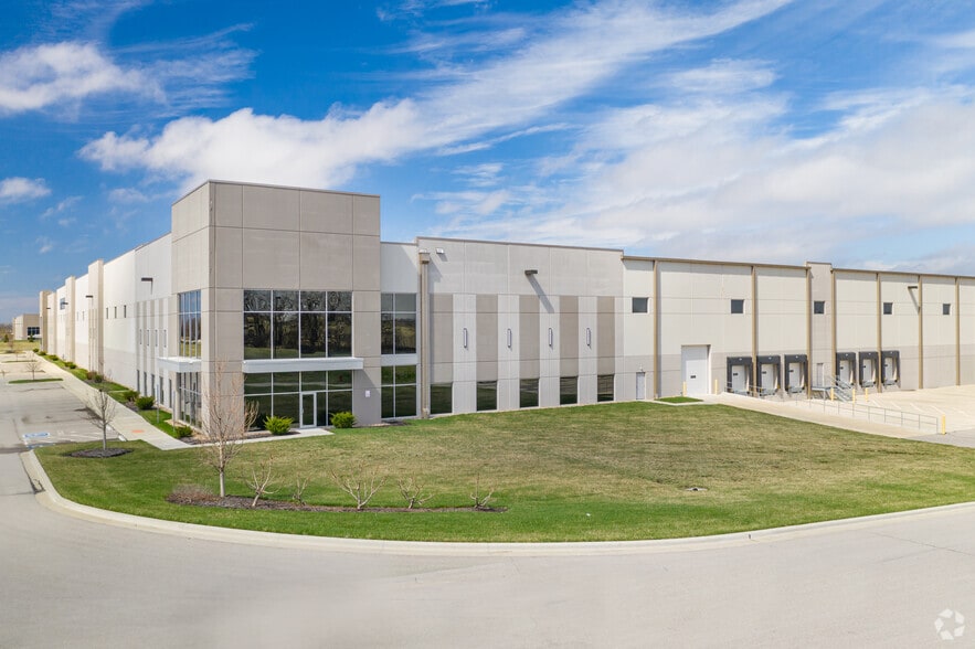 16575 S Theden St, Olathe, KS for lease - Primary Photo - Image 1 of 11