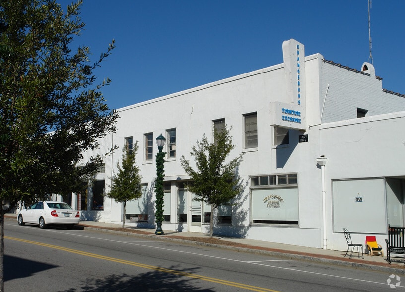 2 Buildings- Optional Furniture Business portfolio of 2 properties for sale on LoopNet.ca - Primary Photo - Image 3 of 7