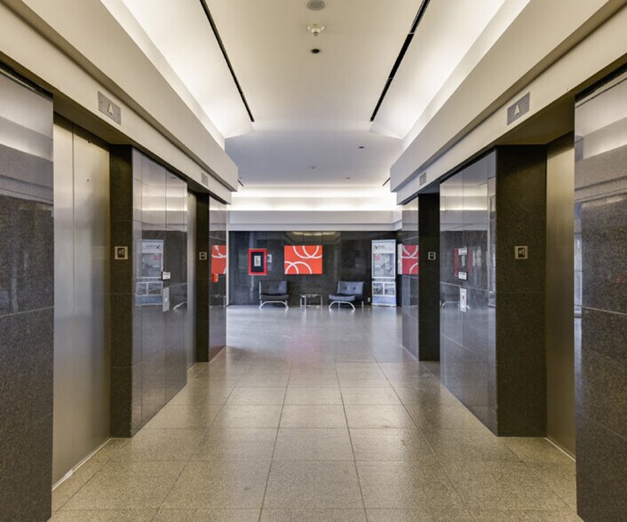 2300 Valley View Ln, Irving, TX à louer - Hall d’entrée - Image 3 de 6