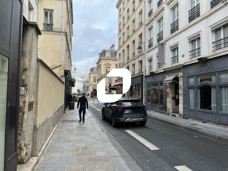 Retail in Paris for sale Building Photo- Image 1 of 2