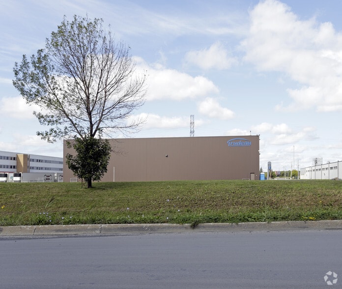 1600 Rue Eiffel, Boucherville, QC à louer - Photo du bâtiment - Image 2 de 2