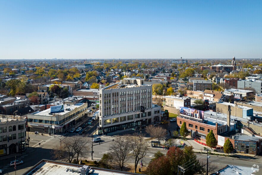 2800 N Milwaukee Ave, Chicago, IL à louer - Photo du bâtiment - Image 3 de 10