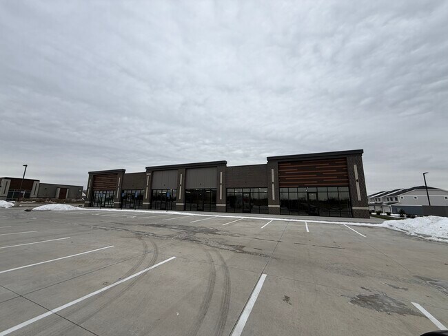 Plus de détails pour 10200 NW 62nd Ave, Johnston, IA - Commerce de détail à louer