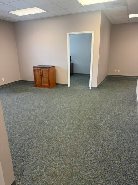 1041 N Royal Ave, Evansville, IN for lease - Building Photo - Image 2 of 10