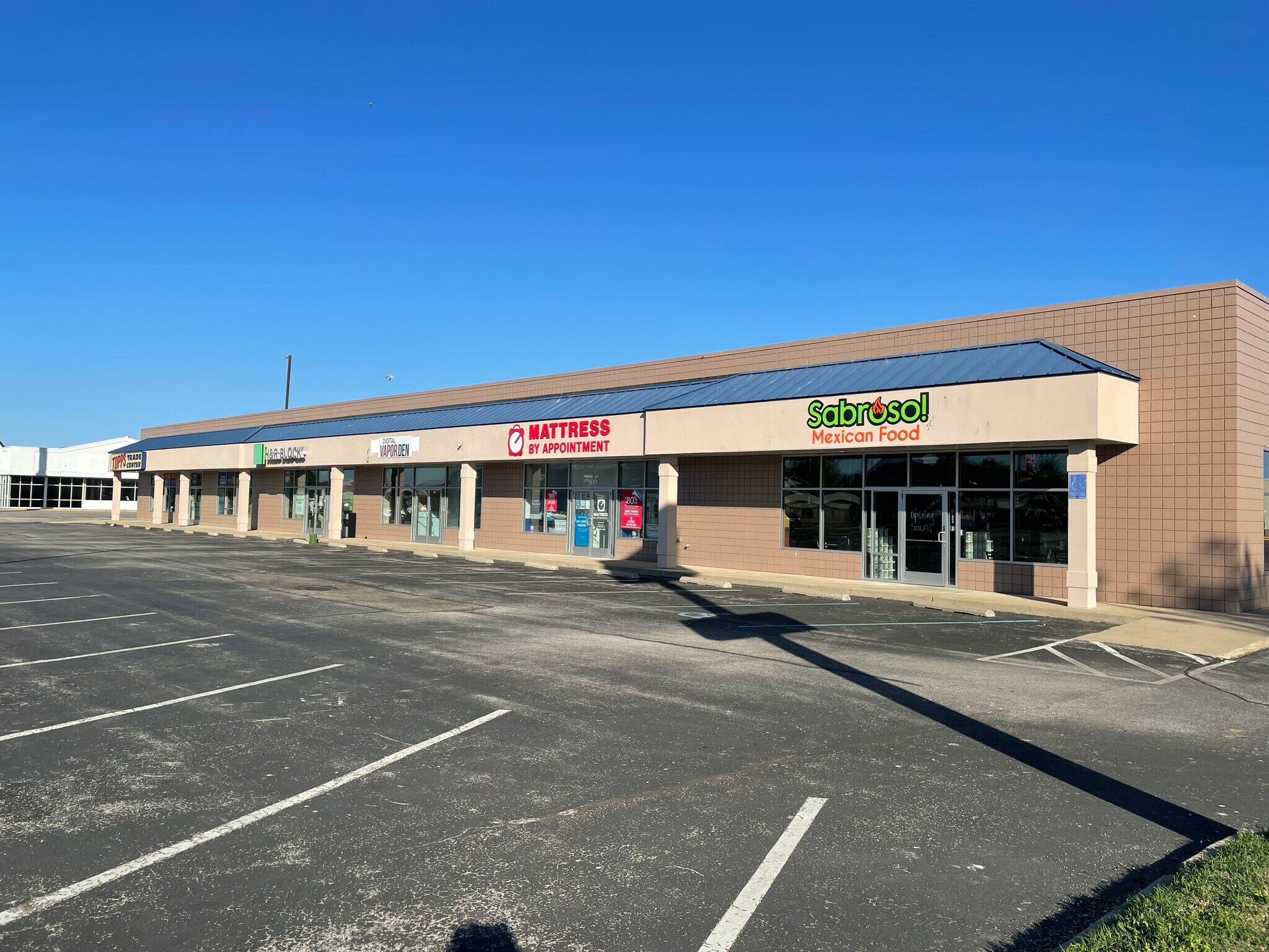 1609-1619 Mall Dr, Benton Harbor, MI for lease Primary Photo- Image 1 of 8