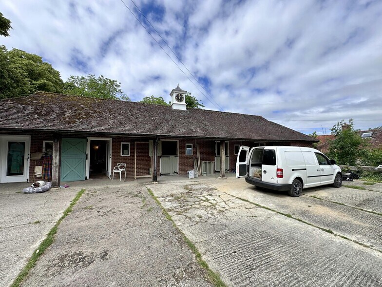 Thame Rd, Long Crendon à louer - Photo du bâtiment - Image 2 de 6