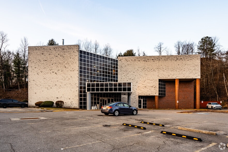 850 Clairton Blvd, Pleasant Hills, PA à vendre - Photo du bâtiment - Image 2 de 6