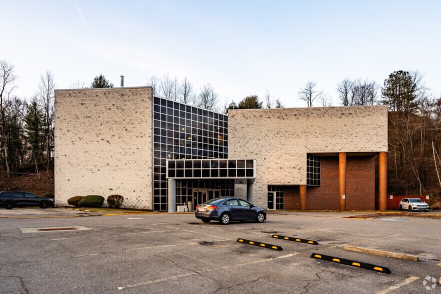 850 Clairton Blvd, Pleasant Hills, PA à vendre - Photo du bâtiment - Image 2 de 6