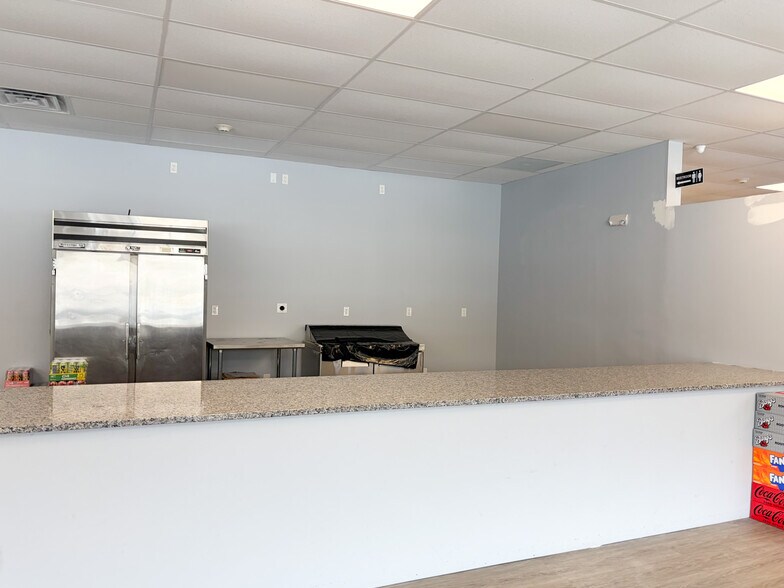 4 Commerce Way, Milton, NH à louer - Photo du bâtiment - Image 3 de 15