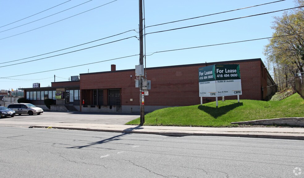 53 Tycos Dr, Toronto, ON à louer - Photo du bâtiment - Image 2 de 2