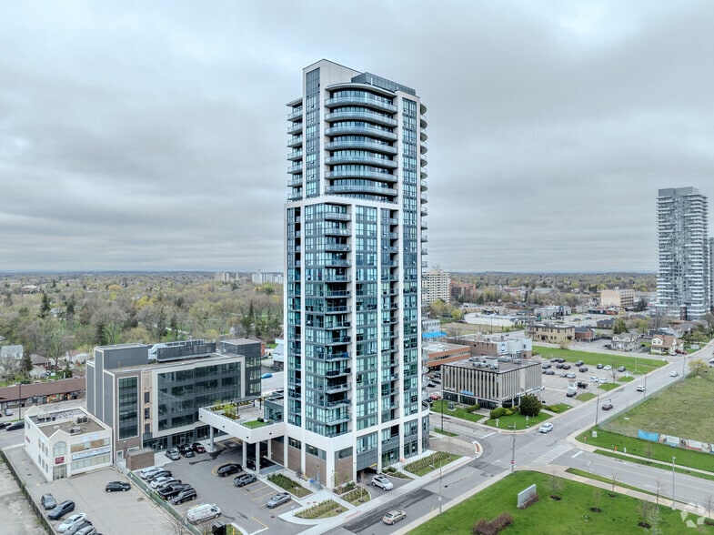 15 Lynch St, Brampton, ON à louer - Photo du bâtiment - Image 3 de 5