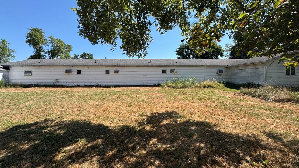 1950 N Illinois Ave, Carbondale, IL à vendre - Photo du bâtiment - Image 2 de 5