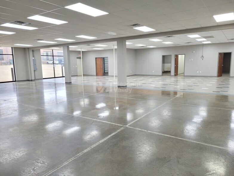 3743 – 3755 Boettler Oaks Dr., Uniontown, OH à louer - Photo du bâtiment - Image 2 de 7