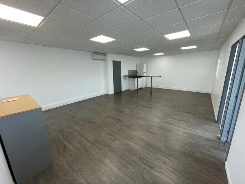 Office in Rousset for lease - Interior Photo - Image 2 of 6