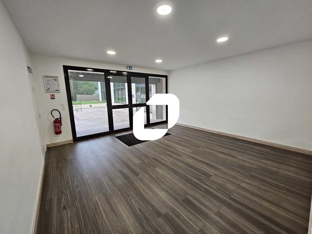 Office in Viroflay for lease Lobby- Image 1 of 16