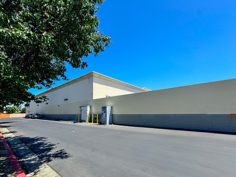 5000 Stockdale Hwy, Bakersfield, CA for lease - Building Photo - Image 3 of 8