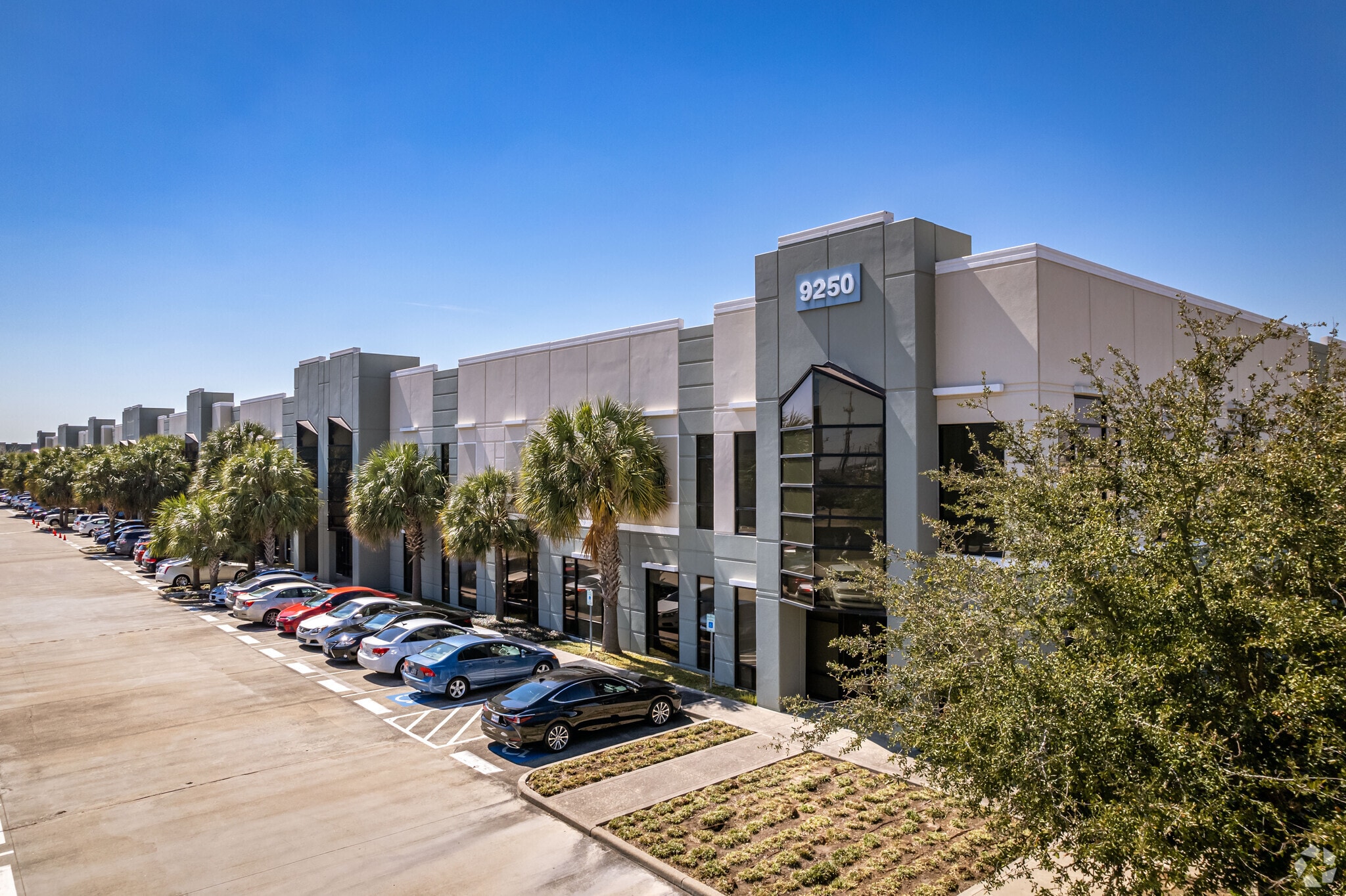 9220 Kirby Dr, Houston, TX for lease Building Photo- Image 1 of 10