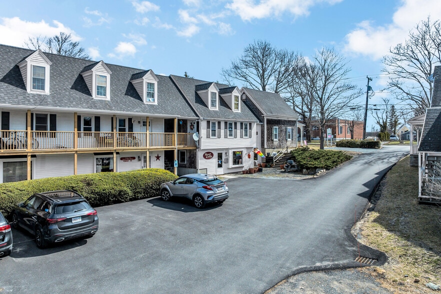 Oracle Square portfolio of 5 properties for sale on LoopNet.ca - Building Photo - Image 2 of 46