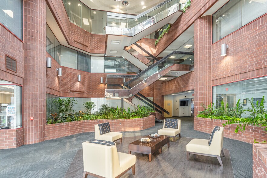 1000 Madison Ave, Norristown, PA à vendre - Hall d’entrée - Image 2 de 11