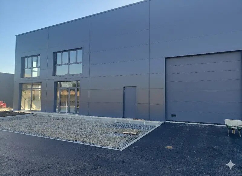 Retail in Bourgoin-Jallieu for lease - Building Photo - Image 2 of 8