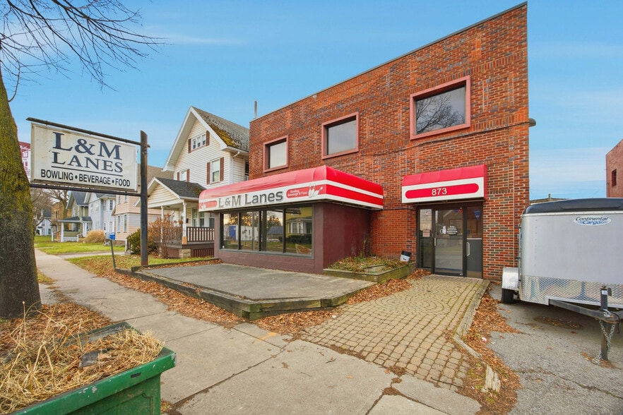 873 Merchants Rd, Rochester, NY à vendre - Photo du bâtiment - Image 2 de 15