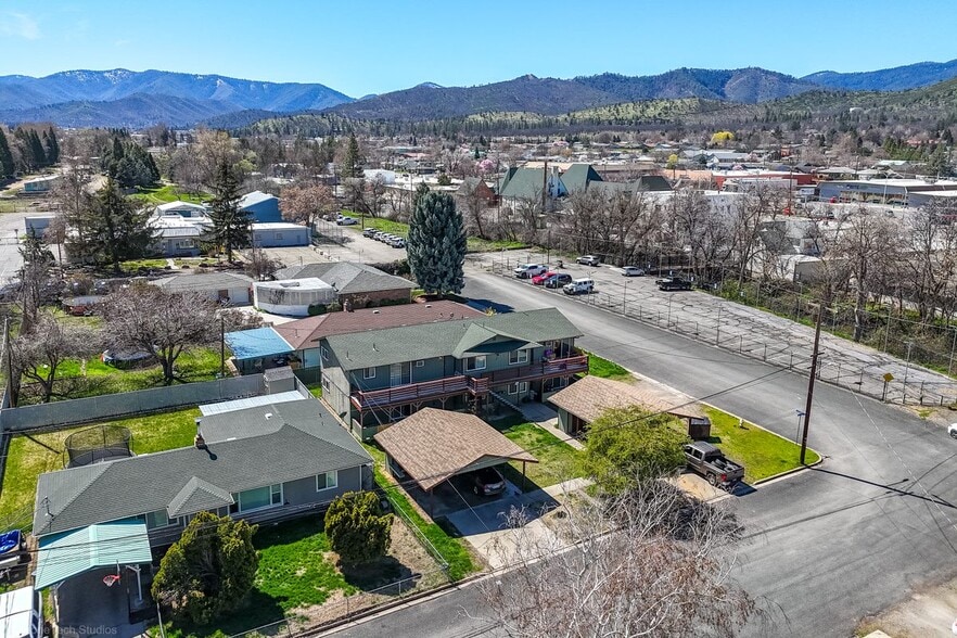 Yreka 66 Inc.-66 units-15 Buildings portfolio of 4 properties for sale on LoopNet.ca - Building Photo - Image 3 of 31