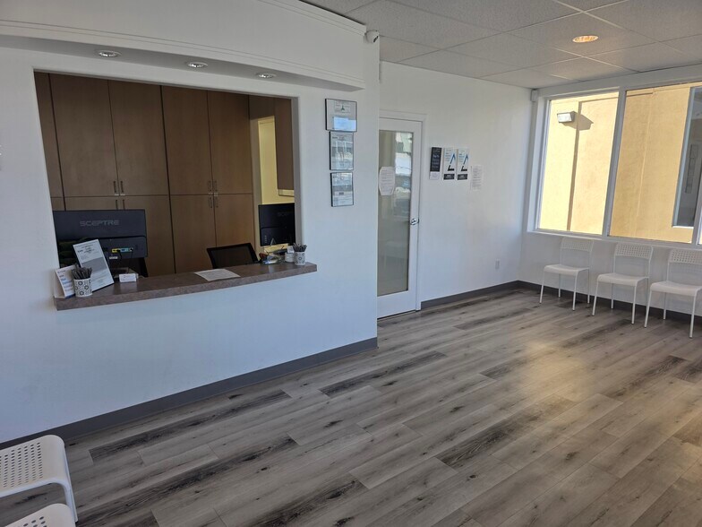 22062 Ventura Blvd, Woodland Hills, CA à louer - Hall d’entrée - Image 3 de 10
