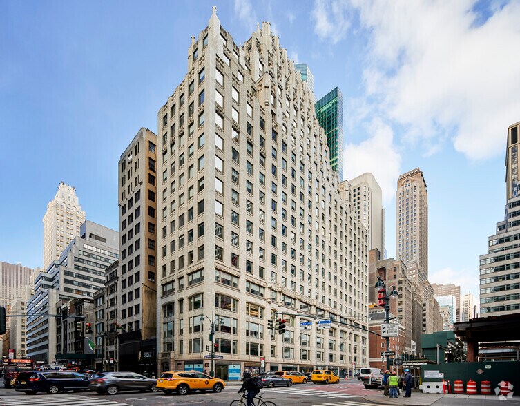 400 Madison Ave, New York, NY à louer - Photo du bâtiment - Image 2 de 15