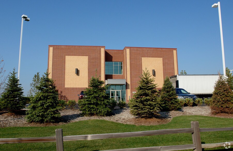 795 Ela Rd, Lake Zurich, IL à louer - Photo du bâtiment - Image 2 de 2