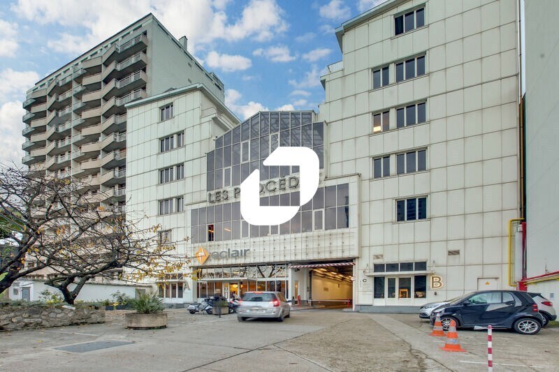 Retail in Vanves for lease - Building Photo - Image 1 of 12