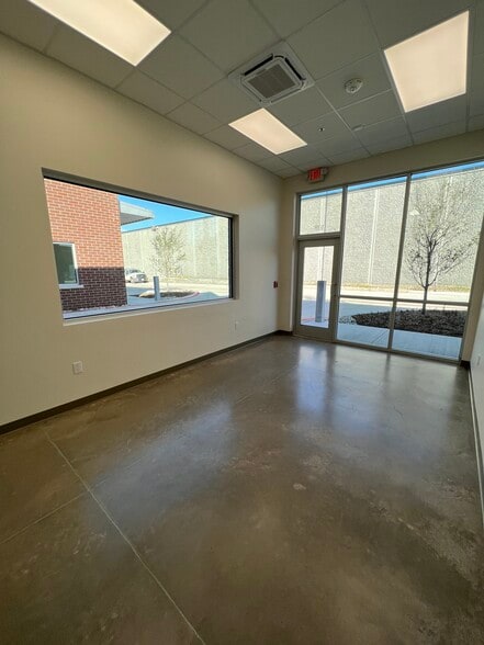 4480 Alpha Rd, Dallas, TX à louer - Photo du bâtiment - Image 3 de 16