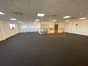 Bureau dans Le Thillay à louer Photo du bâtiment- Image 2 de 4