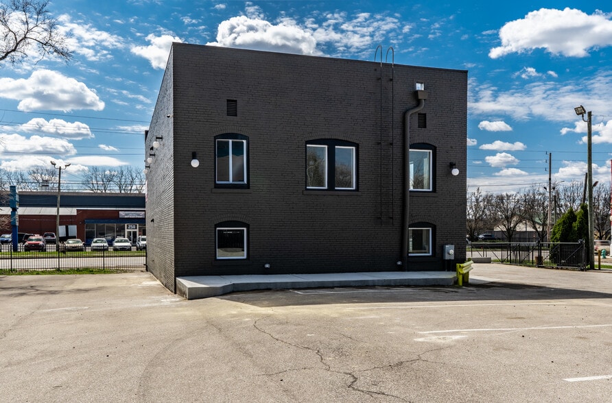 2506 E Washington St, Indianapolis, IN à louer - Photo du bâtiment - Image 2 de 47