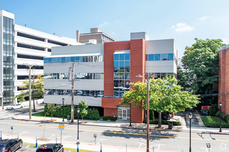 2 Lyon Pl, White Plains, NY for lease - Primary Photo - Image 1 of 7