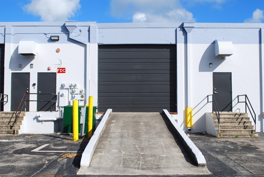 1100 25th St, West Palm Beach, FL for lease - Building Photo - Image 2 of 12