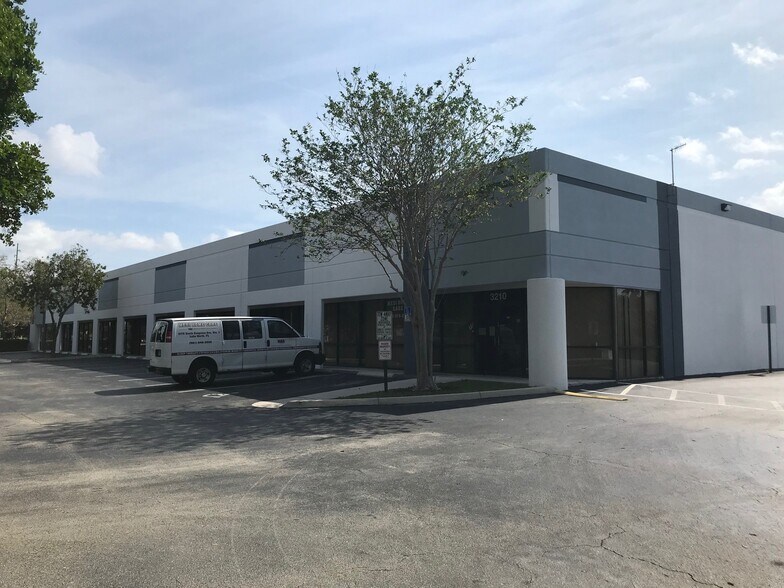 3106-3184 N Andrews Avenue Ext, Pompano Beach, FL à louer - Photo du bâtiment - Image 3 de 5