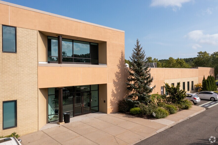 135 Engineers Rd, Hauppauge, NY à louer - Photo du bâtiment - Image 3 de 14