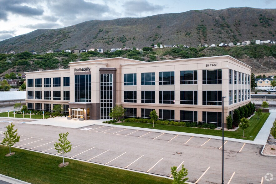 38 E Scenic Pointe Dr, Draper, UT for lease - Building Photo - Image 1 of 4