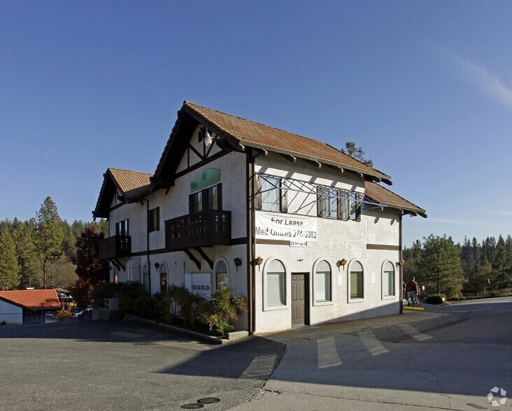 10052 Alta Sierra Dr, Grass Valley, CA à louer - Photo du bâtiment - Image 2 de 5