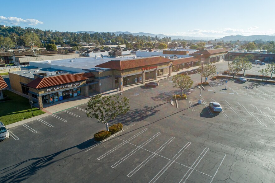 5729-5789 E La Palma Ave, Anaheim, CA à louer - Photo du bâtiment - Image 3 de 14