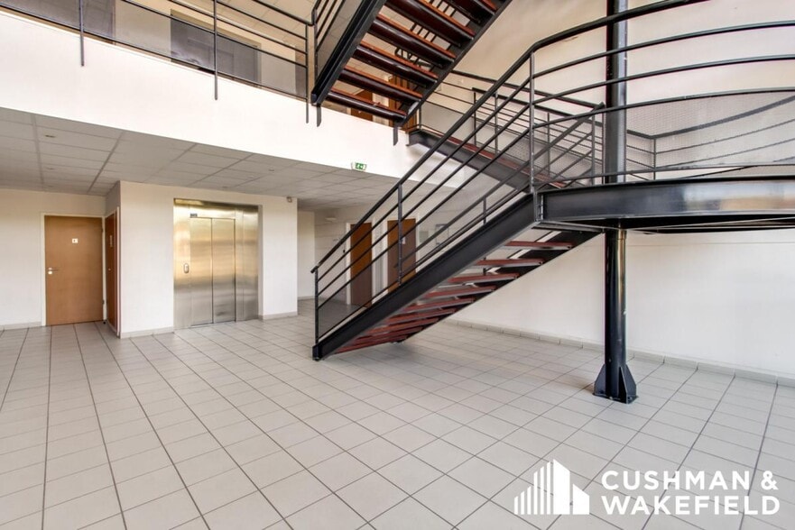 Office in Marseille for lease - Interior Photo - Image 3 of 13