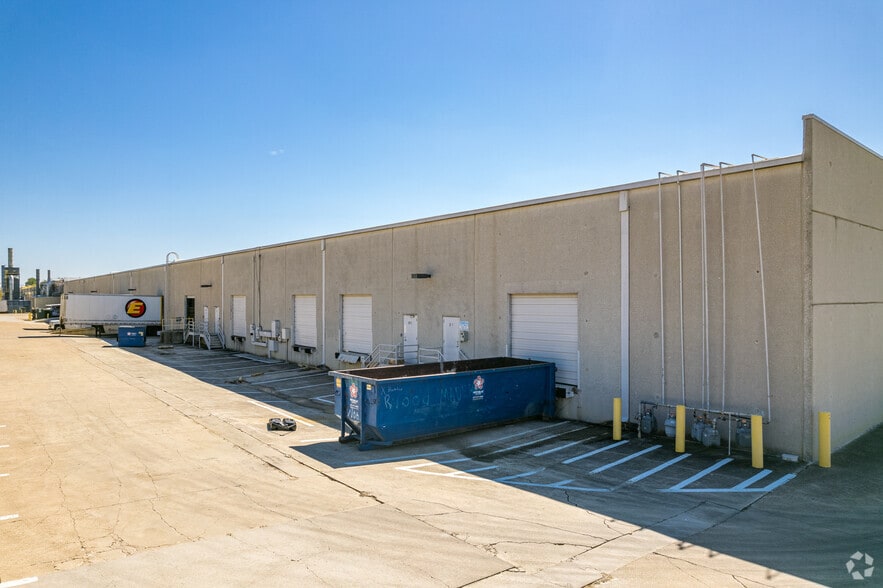 3101-3117 N Skyway Cir, Irving, TX for lease - Building Photo - Image 3 of 11