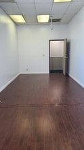 4711 Oakwood Ave, Los Angeles, CA for lease Building Photo- Image 1 of 3